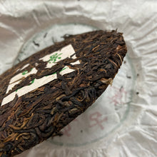 Load image into Gallery viewer, 2011 NaHong &quot;Jing Mai Gu Shu&quot; (Jingmai Old Tree) Cake 357g Puerh Raw Tea Sheng Cha