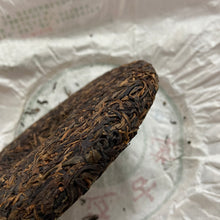 Load image into Gallery viewer, 2011 NaHong &quot;Jing Mai Gu Shu&quot; (Jingmai Old Tree) Cake 357g Puerh Raw Tea Sheng Cha