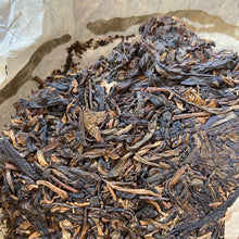 Load image into Gallery viewer, 2004 ChangTai &quot;Chang Tai Hao - Ye Sheng Ji Pin - Jin Jing Gu&quot; ( Wild Premium - Golden Jinggu)  Cake 400g Puerh Raw Tea Sheng Cha