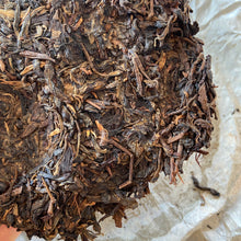 Load image into Gallery viewer, 2004 ChangTai &quot;Chang Tai Hao - Ye Sheng Ji Pin - Jin Jing Gu&quot; ( Wild Premium - Golden Jinggu)  Cake 400g Puerh Raw Tea Sheng Cha