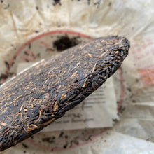 Charger l'image dans la galerie, 2005 DaiYe "Meng Hai Qi Zi Bing Cha" (Menghai Seven Sons Cake) 357g Puerh Raw Tea Sheng Cha