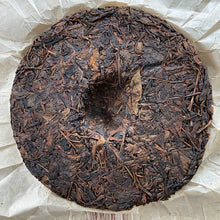 Load image into Gallery viewer, 2006 HongZiPai "Yi Wu - Gu Shu - Huang Pian" (Yiwu - Old Tree - Yellow Leaf) 357g Puerh Raw Tea Sheng Cha