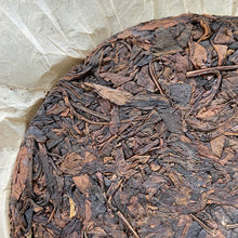 Load image into Gallery viewer, 2006 HongZiPai "Yi Wu - Gu Shu - Huang Pian" (Yiwu - Old Tree - Yellow Leaf) 357g Puerh Raw Tea Sheng Cha