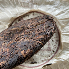 Load image into Gallery viewer, 2006 HongZiPai "Yi Wu - Gu Shu - Huang Pian" (Yiwu - Old Tree - Yellow Leaf) 357g Puerh Raw Tea Sheng Cha