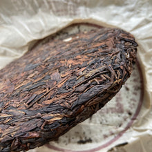 Load image into Gallery viewer, 2006 HongZiPai "Yi Wu - Gu Shu - Huang Pian" (Yiwu - Old Tree - Yellow Leaf) 357g Puerh Raw Tea Sheng Cha