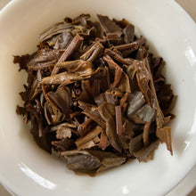 Load image into Gallery viewer, 2006 LiMing &quot;Qiao Mu Gong Rui&quot; (Tribute Arbor Tree - Bu Lang) Cake 357g Puerh Raw Tea Sheng Cha, Meng Hai.