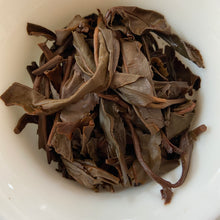 Load image into Gallery viewer, 2006 JingLong "Yi Wu Zheng Shan - Qiao Mu" (Yiwu Mountain - Arbor) Cake 357g Puerh Raw Tea Sheng Cha