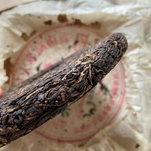 Load image into Gallery viewer, 2005 MengKu RongShi "Da Xue Shan - Gu Shu Cha" (Big Snow Mountain - Old Tree) Cake 400g Puerh Raw Tea Sheng Cha