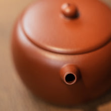 Load image into Gallery viewer, Yixing &quot;Ping Guo&quot; (Apple) Teapot in Xiao Mei Yao Zhu Ni Clay