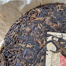 Charger l'image dans la galerie, 2004 MengYang "Yuan Ye Xiang - Gu Cha Wang" (Wild Flavor - Ancient Tea King) Cake 357g Puerh Sheng Cha Raw Tea