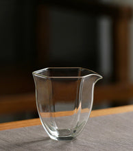 Laden Sie das Bild in den Galerie-Viewer, Borosilicate Glass Hexagon "Gong Dao Bei" (Pitcher) 230ml