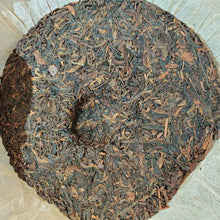 Laden Sie das Bild in den Galerie-Viewer, 2004 ChangTai "Ban Na Yun Wu Yuan Cha" (Banna Cloudy Foggy Wild Tea) Cake 400g Puerh Raw Tea Sheng Cha