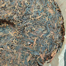 Laden Sie das Bild in den Galerie-Viewer, 2004 ChangTai "Ban Na Yun Wu Yuan Cha" (Banna Cloudy Foggy Wild Tea) Cake 400g Puerh Raw Tea Sheng Cha