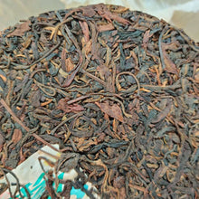 Laden Sie das Bild in den Galerie-Viewer, 2004 ChangTai "Ban Na Yun Wu Yuan Cha" (Banna Cloudy Foggy Wild Tea) Cake 400g Puerh Raw Tea Sheng Cha