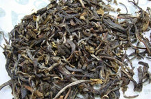 Laden Sie das Bild in den Galerie-Viewer, 2009 DaYi "Yin Kong Que" (Silver Peacock) Cake 400g Puerh Sheng Cha Raw Tea - King Tea Mall