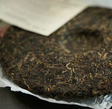 Laden Sie das Bild in den Galerie-Viewer, 2009 DaYi "Da Yi Hong" (Red TAE) Cake 357g Puerh Sheng Cha Raw Tea - King Tea Mall
