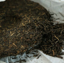 Laden Sie das Bild in den Galerie-Viewer, 2009 DaYi "Da Yi Hong" (Red TAE) Cake 357g Puerh Sheng Cha Raw Tea - King Tea Mall