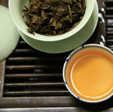 Laden Sie das Bild in den Galerie-Viewer, 2009 DaYi "Da Yi Hong" (Red TAE) Cake 357g Puerh Sheng Cha Raw Tea - King Tea Mall
