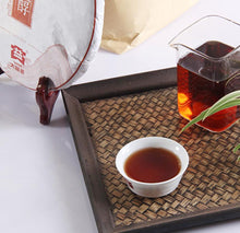 Load image into Gallery viewer, 2014 DaYi &quot;Da Ye Chun&quot; (Big Leaf Mellowness) Cake 357g Puerh Shou Cha Ripe Tea - King Tea Mall