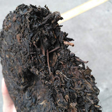 Load image into Gallery viewer, 2005 ChangTai "Ban Na Yun Wu Yuan Cha" (Banna Cloudy Foggy Wild Tea) Cake 400g Puerh Raw Tea Sheng Cha