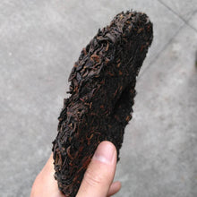 Load image into Gallery viewer, 2005 ChangTai "Ban Na Yun Wu Yuan Cha" (Banna Cloudy Foggy Wild Tea) Cake 400g Puerh Raw Tea Sheng Cha