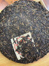 Load image into Gallery viewer, 2003 XingHai "Jing Mai Sheng Tai Yuan Cha" (Jingmai Organic Round Cake - 302 Batch) 357g Puerh Raw Tea Sheng Cha