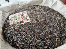 Load image into Gallery viewer, 2003 XingHai "Jing Mai Sheng Tai Yuan Cha" (Jingmai Organic Round Cake - 302 Batch) 357g Puerh Raw Tea Sheng Cha