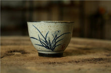 Laden Sie das Bild in den Galerie-Viewer, Rustic Porcelain 1 set of 4 Tea Cups, 60cc, "Si Jun Zi" (Four Gentlemen)