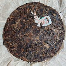 Load image into Gallery viewer, 2005 ChangTai &quot;Jin Zhu Shan - Ye Sheng - Qian Jia Feng&quot; (Jinzhushan Mountain - Wild Cake - Tea Room Version) 400g Puerh Raw Tea Sheng Cha