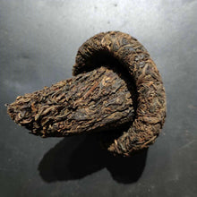 Load image into Gallery viewer, 2005 ChangTai &quot;Lao Chen De Cha - Bu Lang&quot; (Bulang Tuo) 250g Puerh Raw Tea Sheng Cha