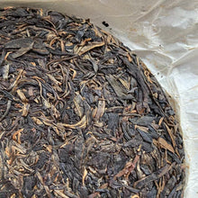 Load image into Gallery viewer, 2009 LaoManEr &quot;Yi Wu - Zao Chun&quot; (Yiwu - Early Spring) 400g Puerh Sheng Cha Raw Tea