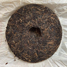 Load image into Gallery viewer, 2009 LaoManEr "Yi Wu - Zao Chun" (Yiwu - Early Spring) 400g Puerh Sheng Cha Raw Tea