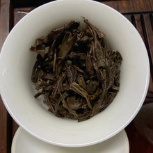 Load image into Gallery viewer, 2009 LaoManEr "Yi Wu - Zao Chun" (Yiwu - Early Spring) 400g Puerh Sheng Cha Raw Tea