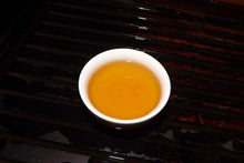 Laden Sie das Bild in den Galerie-Viewer, 2009 DaYi "Yue Chen Yue Xiang" (The Older The Better) Cake 357g Puerh Sheng Cha Raw Tea - King Tea Mall