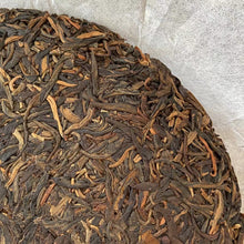 Cargar imagen en el visor de la galería, 2005 XingHai "Xing Hai Sheng Cha" (Banzhang Tea Area) Cake 357g Puerh Raw Tea Sheng Cha