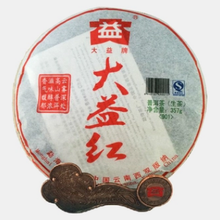 Laden Sie das Bild in den Galerie-Viewer, 2009 DaYi "Da Yi Hong" (Red TAE) Cake 357g Puerh Sheng Cha Raw Tea - King Tea Mall