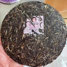 Laden Sie das Bild in den Galerie-Viewer, 2022 DaYi "Long Zhu" (Dragon Pillar) Cake 357g Puerh Sheng Cha Raw Tea
