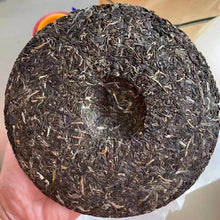 Laden Sie das Bild in den Galerie-Viewer, 2022 DaYi "Long Zhu" (Dragon Pillar) Cake 357g Puerh Sheng Cha Raw Tea