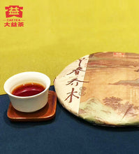 Load image into Gallery viewer, 2018 DaYi &quot;Zao Chun Qiao Mu&quot; (Early Spring Arbor) Cake 357g Puerh Shou Cha Ripe Tea - King Tea Mall