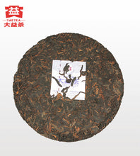 Load image into Gallery viewer, 2018 DaYi &quot;Zao Chun Qiao Mu&quot; (Early Spring Arbor) Cake 357g Puerh Shou Cha Ripe Tea - King Tea Mall