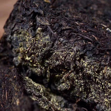 Charger l'image dans la galerie, 2019 JingWei Fu Tea "Shou Chui" (Hand Ramming) Brick 1000g Dark Tea, Shaanxi