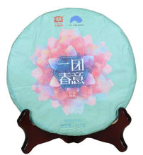 Laden Sie das Bild in den Galerie-Viewer, 2017 DaYi "Yi Tuan Chun Yi" (Overwhelming Spring ) Cake 357g Puerh Sheng Cha Raw Tea - King Tea Mall