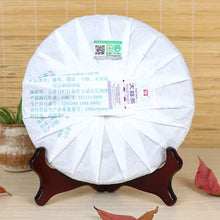 Laden Sie das Bild in den Galerie-Viewer, 2017 DaYi "Yi Tuan Chun Yi" (Overwhelming Spring ) Cake 357g Puerh Sheng Cha Raw Tea - King Tea Mall