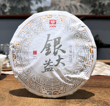 Laden Sie das Bild in den Galerie-Viewer, 2022 DaYi "Yin Da Yi" (Silver TAE) Cake 357g Puerh Sheng Cha Raw Tea
