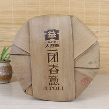 Laden Sie das Bild in den Galerie-Viewer, 2017 DaYi "Yi Tuan Chun Yi" (Overwhelming Spring ) Cake 357g Puerh Sheng Cha Raw Tea - King Tea Mall