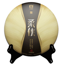 Laden Sie das Bild in den Galerie-Viewer, 2017 DaYi "Rou Xia" (Flexible Hero) Cake 357g Puerh Shou Cha Ripe Tea - King Tea Mall