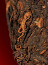 Load image into Gallery viewer, 2023 DaYi "Da Yi Hong" (Red TAE) 357g Cake Puerh Shou Cha Ripe Tea
