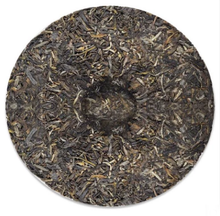 Laden Sie das Bild in den Galerie-Viewer, 2010 DaYi "Ya Yun Zhen Cang" (The Asian Games Commemoration) Cake 357g Puerh Sheng Cha Raw Tea - King Tea Mall