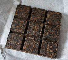 Charger l'image dans la galerie, 2014 DaYi "Hu Po Fang Zhuan" (Amber Square Brick ) 100g Puerh Shou Cha Ripe Tea - King Tea Mall