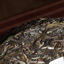 Charger l'image dans la galerie, 2017 XiaGuan "Dian Cang Kong Que - Ban Zhang Gu Shu" (Collection - Peacock - Banzhang Old Tree) Cake 357g Puerh Raw Tea Sheng Cha